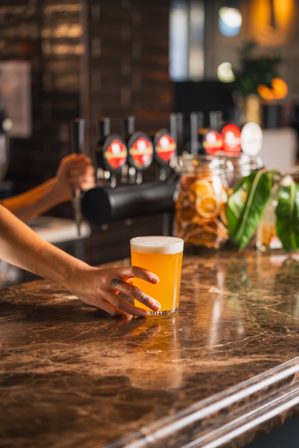 Øl tappes fra tappekrana i baren