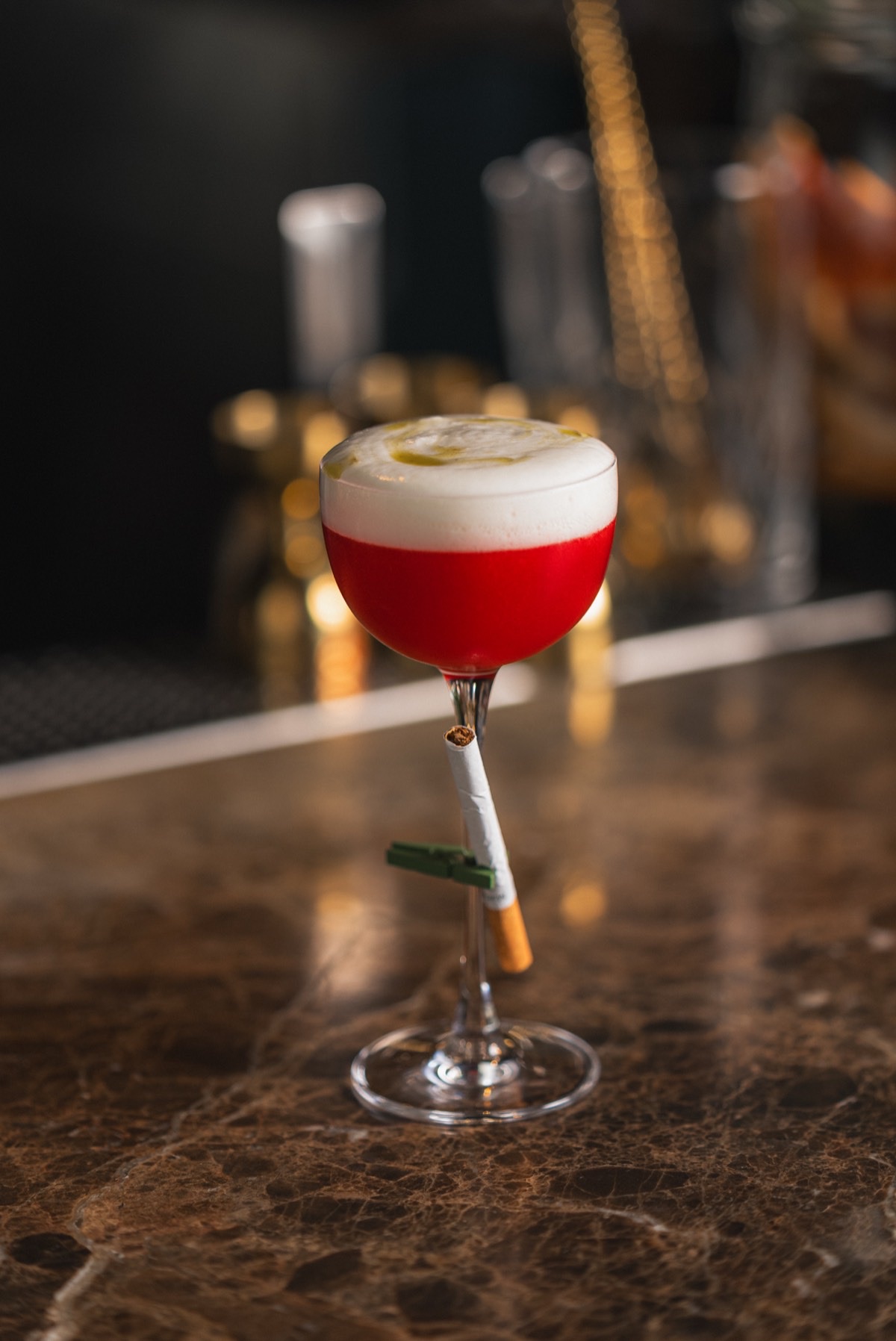 Rød cocktail på marmorbaren hos Kverneriet
