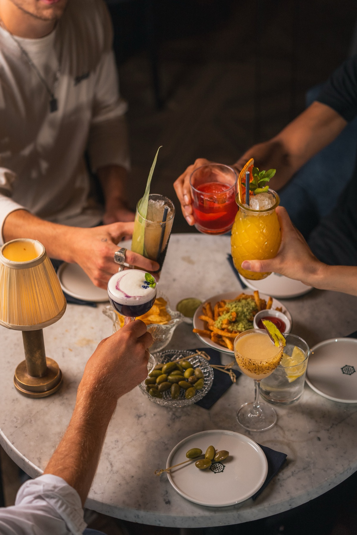 Gjester som skåler i baren på Kverneriet
